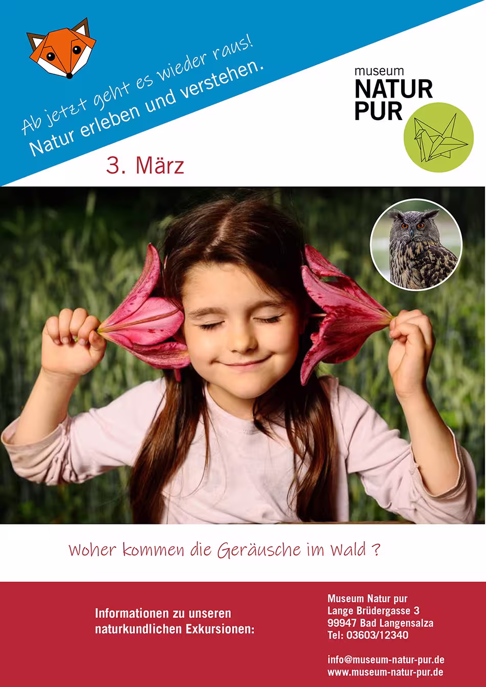 Werbeplakat des Museums Natur Pur für eine naturkundliche Exkursion am 3. März, mit einem lächelnden Mädchen, das große, pinke Blüten wie Ohren an ihren Kopf hält, und der Frage 'Woher kommen die Geräusche im Wald?'